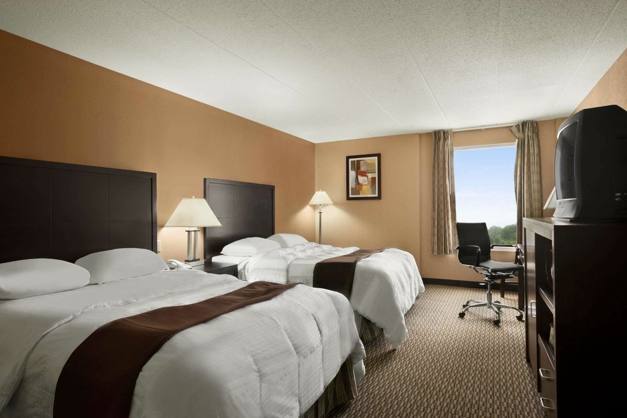 Quality Inn & Suites Cincinnati Exteriör bild