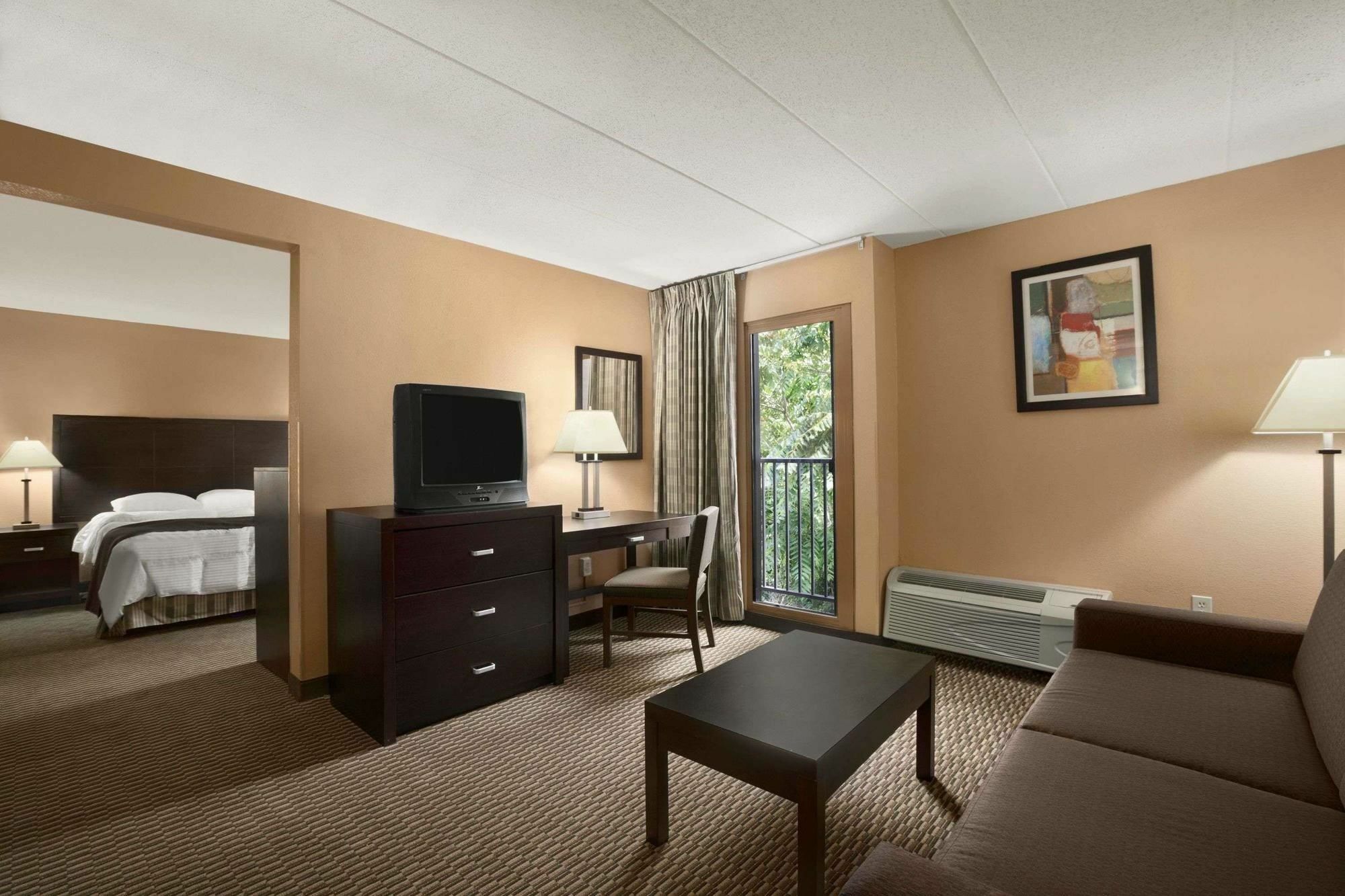 Quality Inn & Suites Cincinnati Exteriör bild